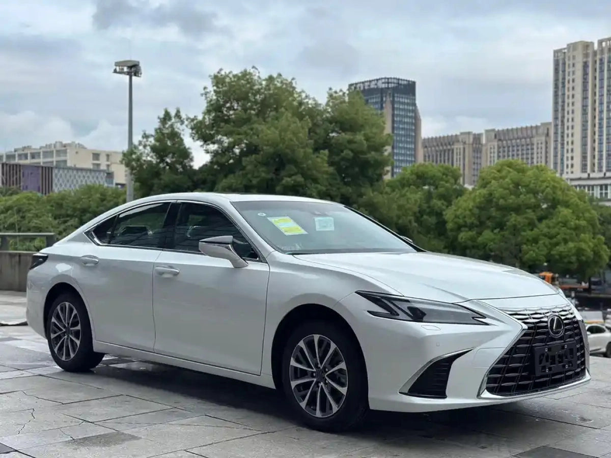 Lexus ES 2025
